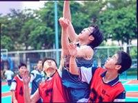 足球比赛激烈瞬间
